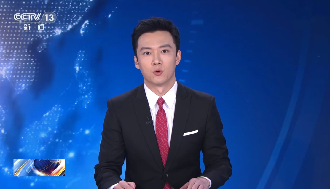 央视主播张韬"奇怪"穿搭被讨论:上半身西装,下半身搭配运动裤