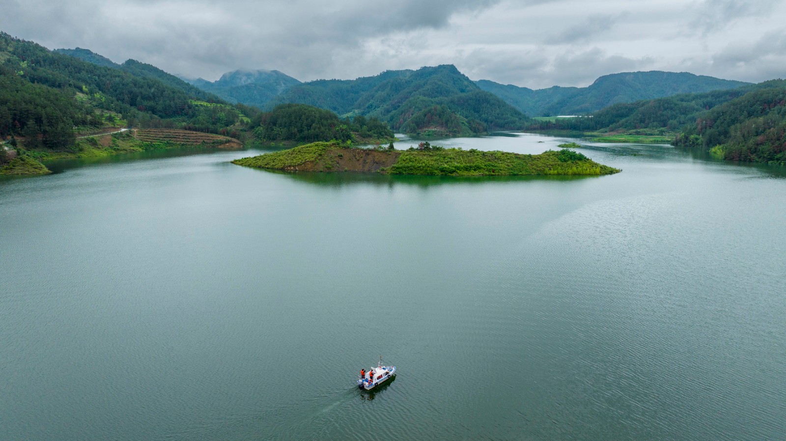 岑巩:下溪水库景色美