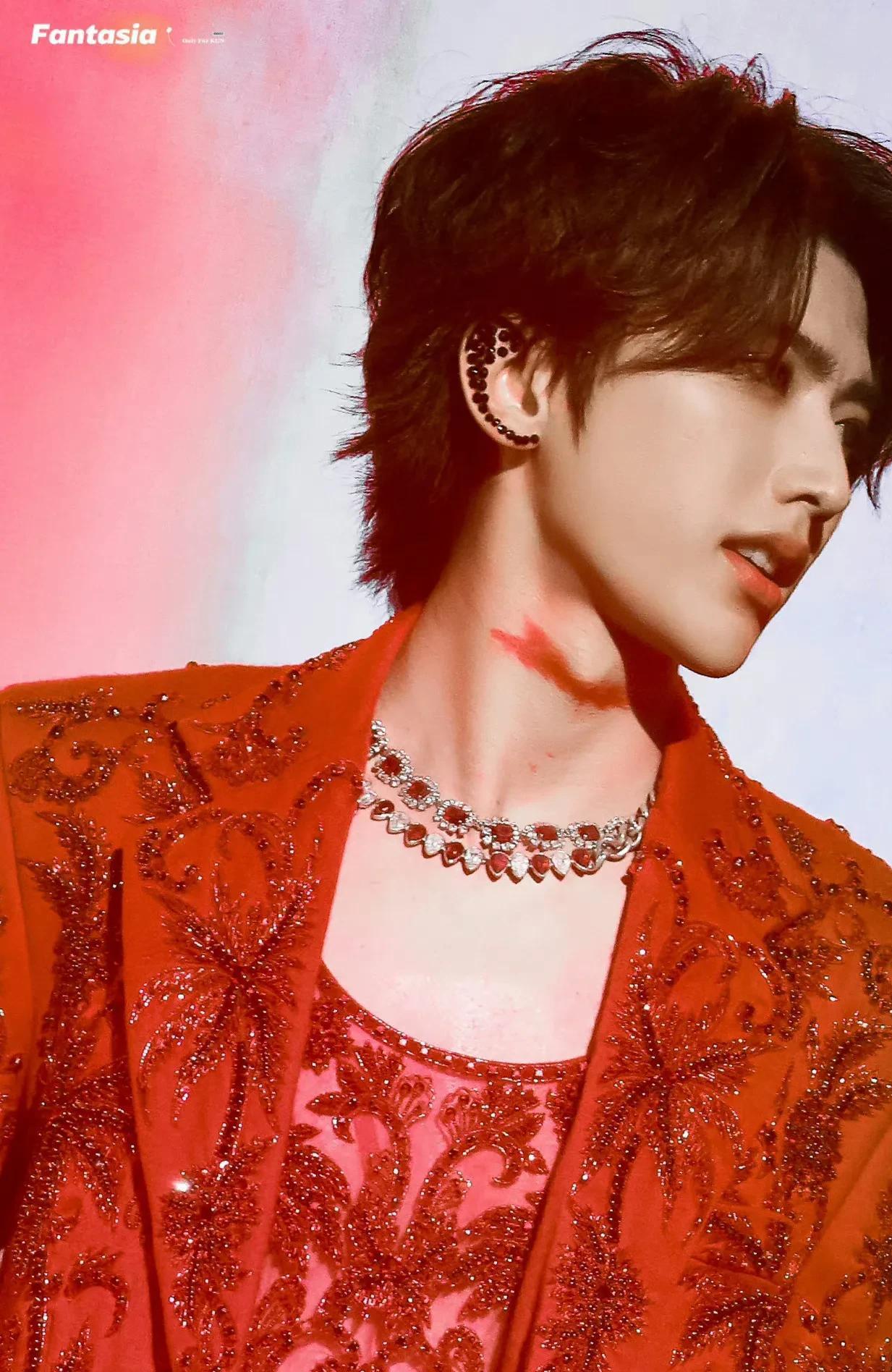 蔡徐坤红衣现身新加坡演唱会,演唱会照常举行,这状态也太好了吧