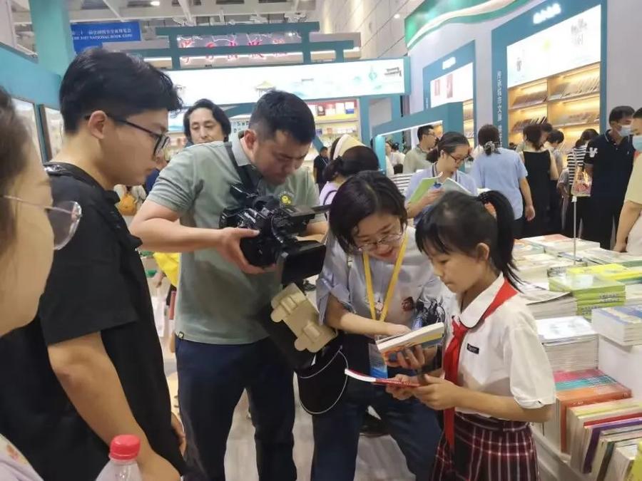 书香浸润 少年成长 济南市青龙街小学师生走进书博会