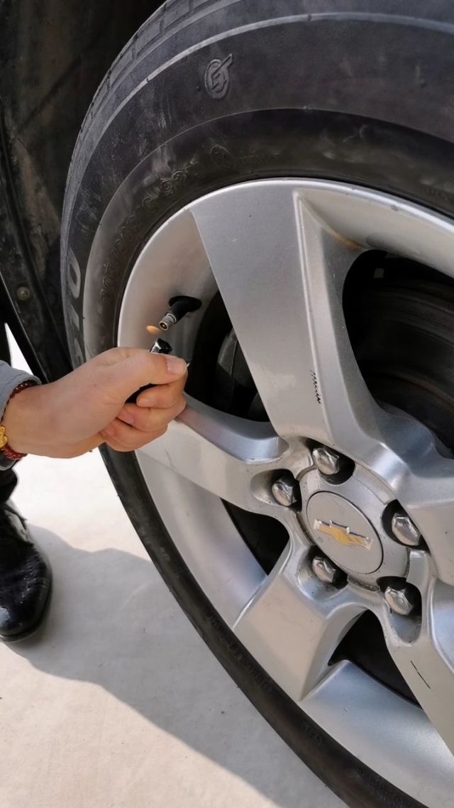 怎么检查汽车轮胎是否漏气
