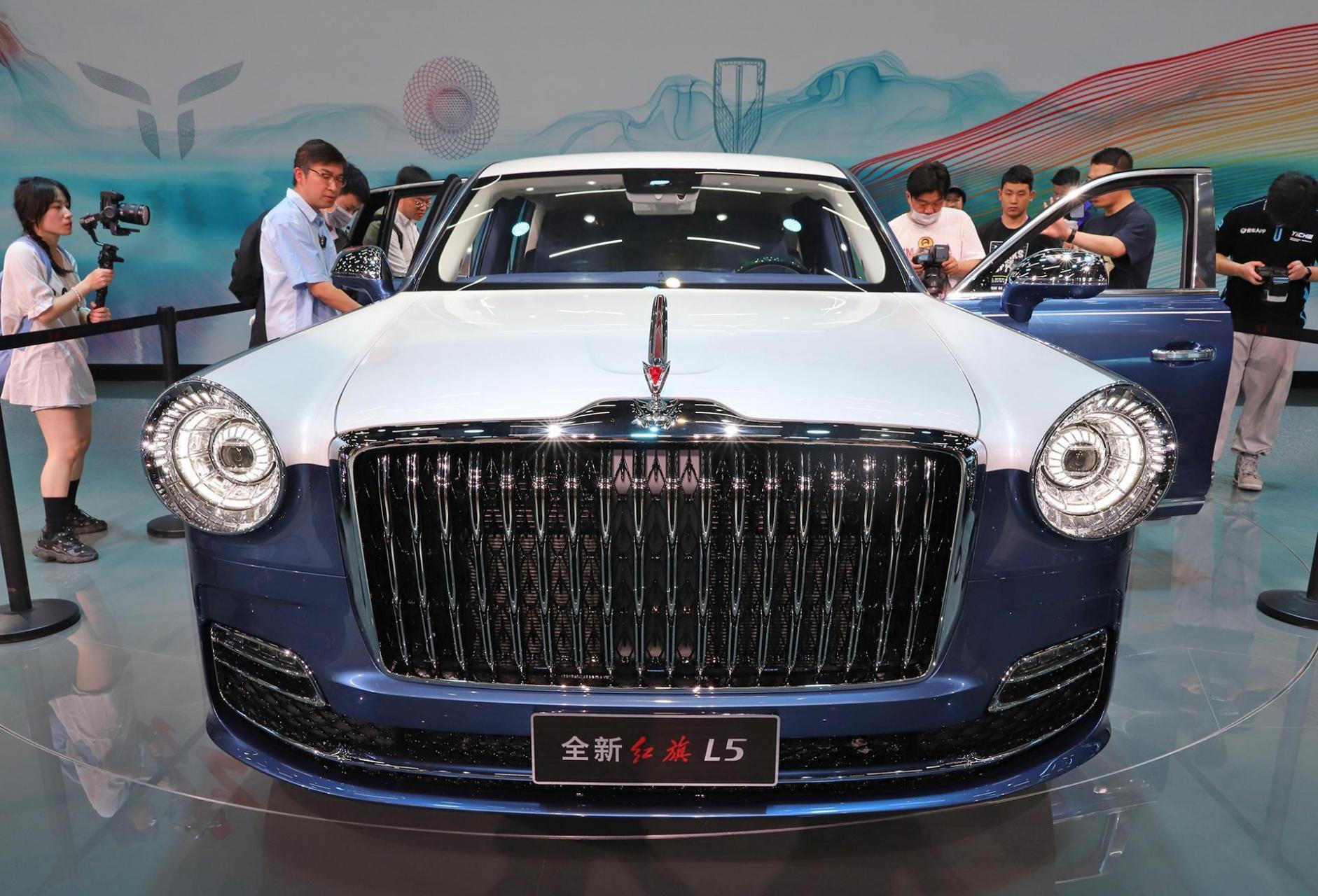 上海车展期间,红旗官方正式展出了旗下的全新一代红旗l5车型,新车的