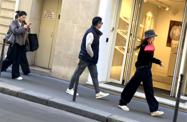 刘强东章泽天现身巴黎街头：女方忙于通话 男方戴墨镜低调跟随