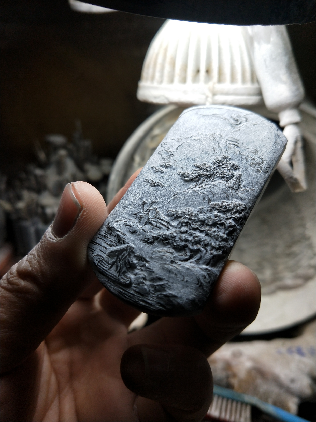 翡翠雕刻玛瑙底冰乌鸡山水牌