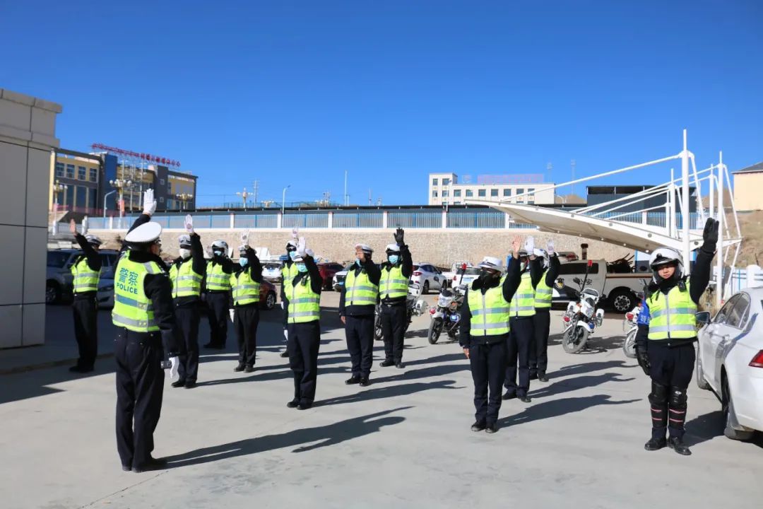 交警靠边停车图片