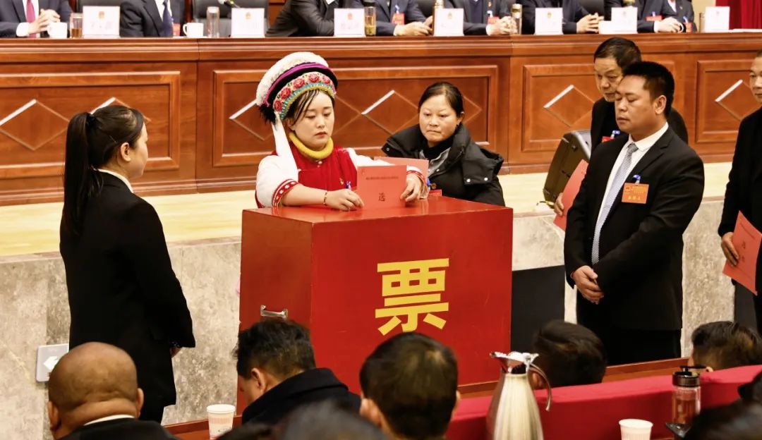 巍山县第十八届人大三次会议举行第三次全体会议