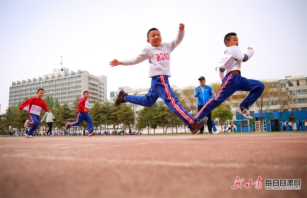 酒泉西大街小学举行春季趣味运动会