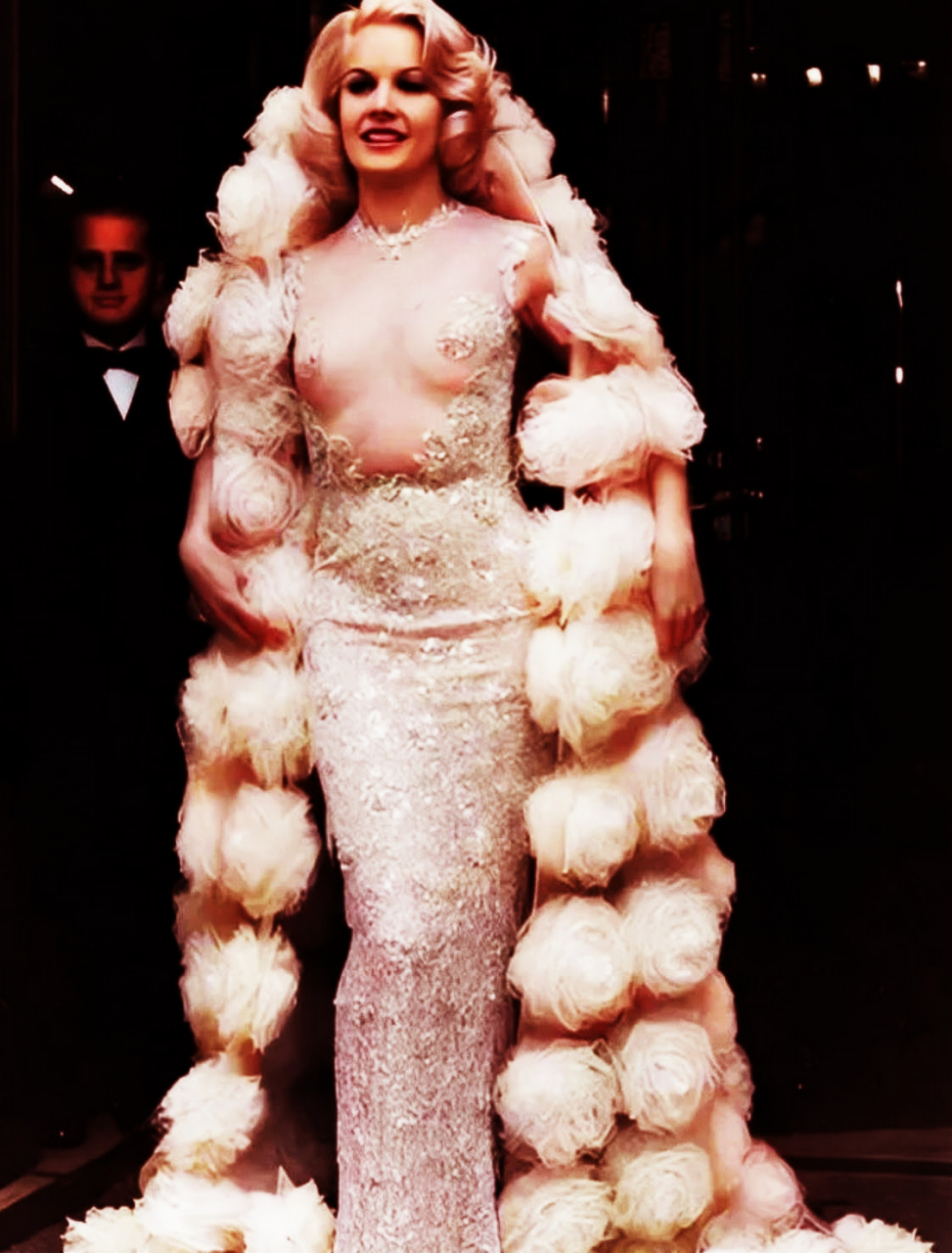 美国1964年老照片性感女星卡罗尔·贝克身着华丽的balmain晚礼服出席