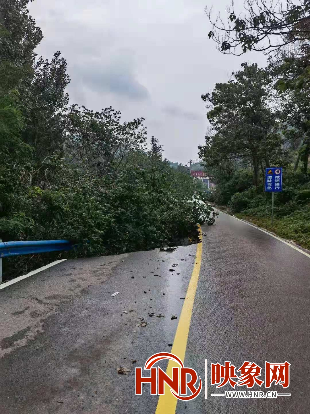 新密暴雨村民生活困难 民警应急拉来赈灾物资