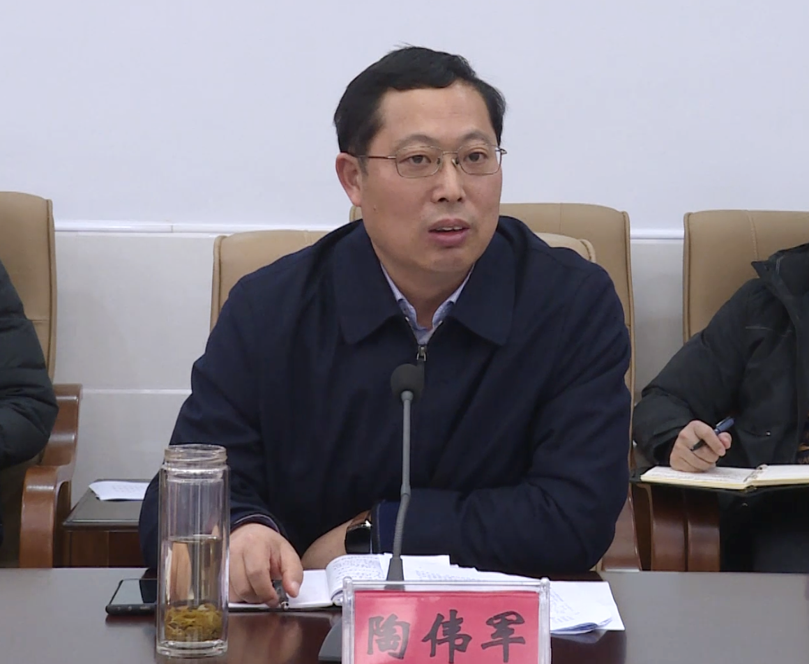 陶伟军主持召开华容县委常委会民主生活会征求老干部意见座谈会