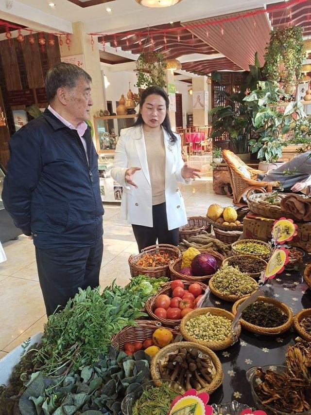 中国国宝级滇菜大师王黔生对麒麟养生餐馆奕熹苑进行技术指导