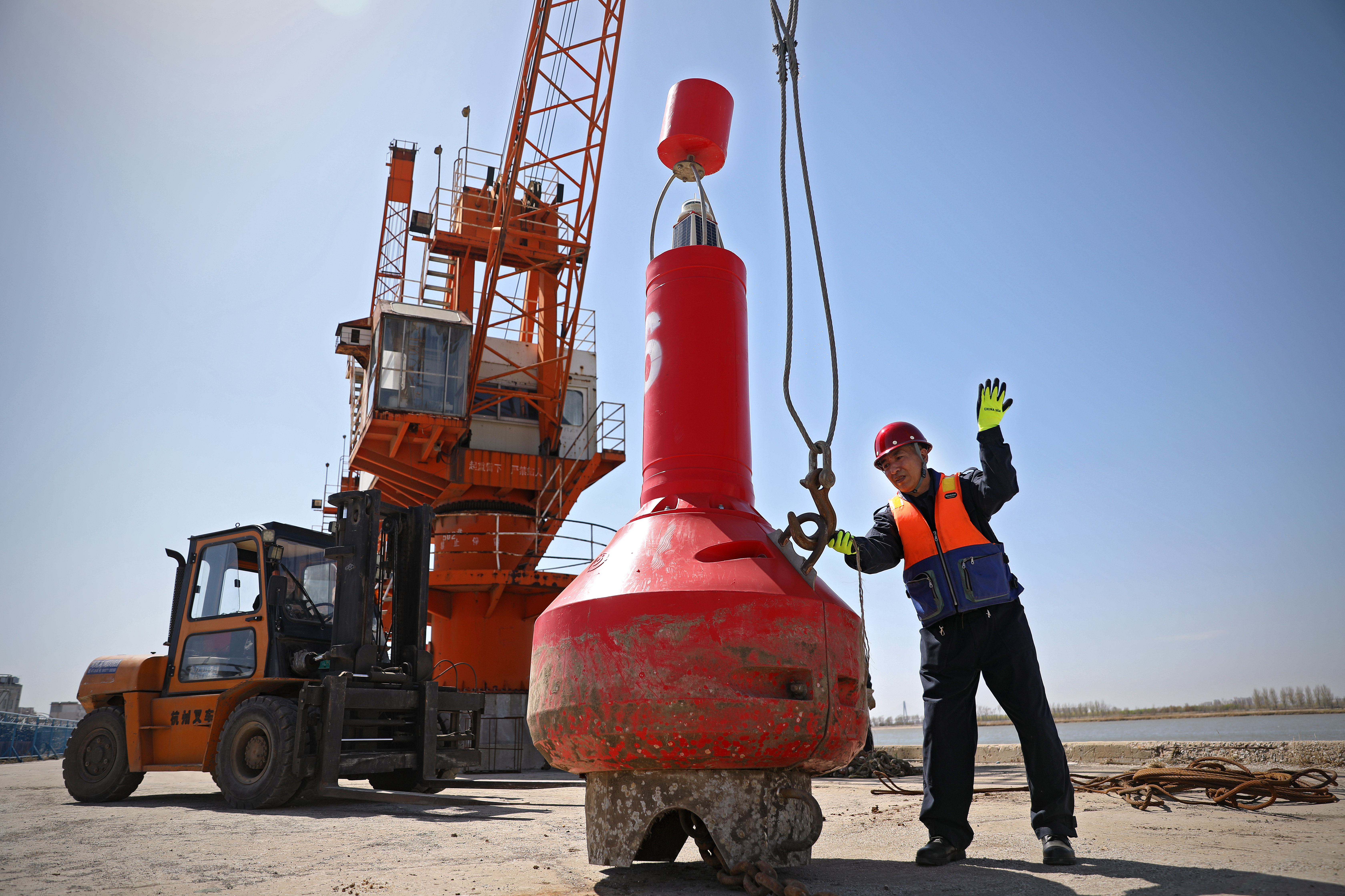 图片故事丨我为航标换"春装"——航标工老王退休前的最后一次换标