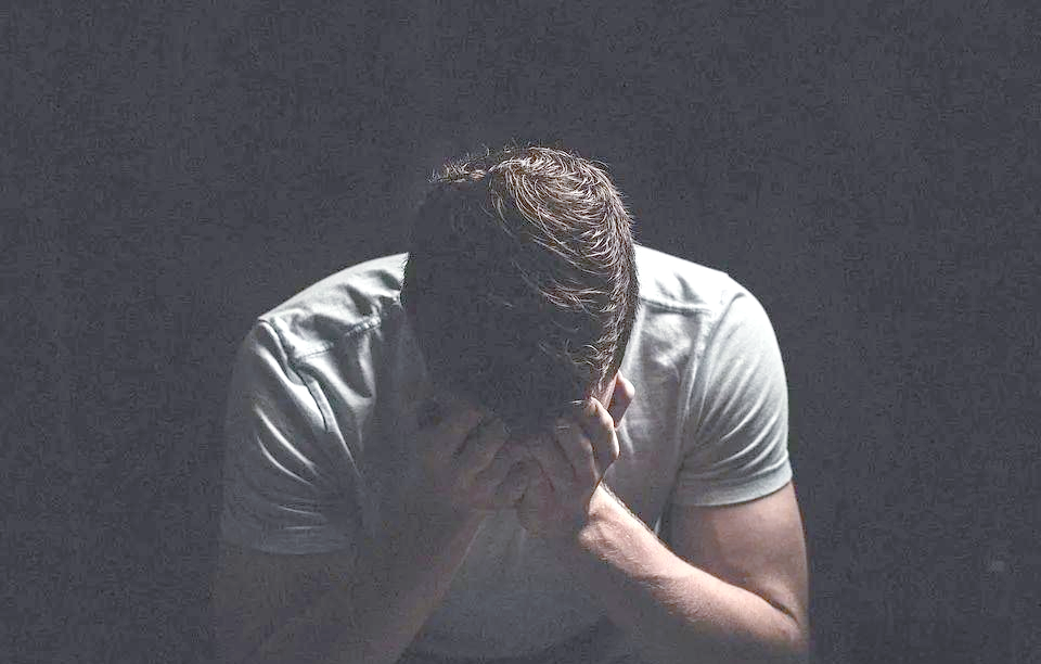男性情绪健康与表达:哭与释放的重要性