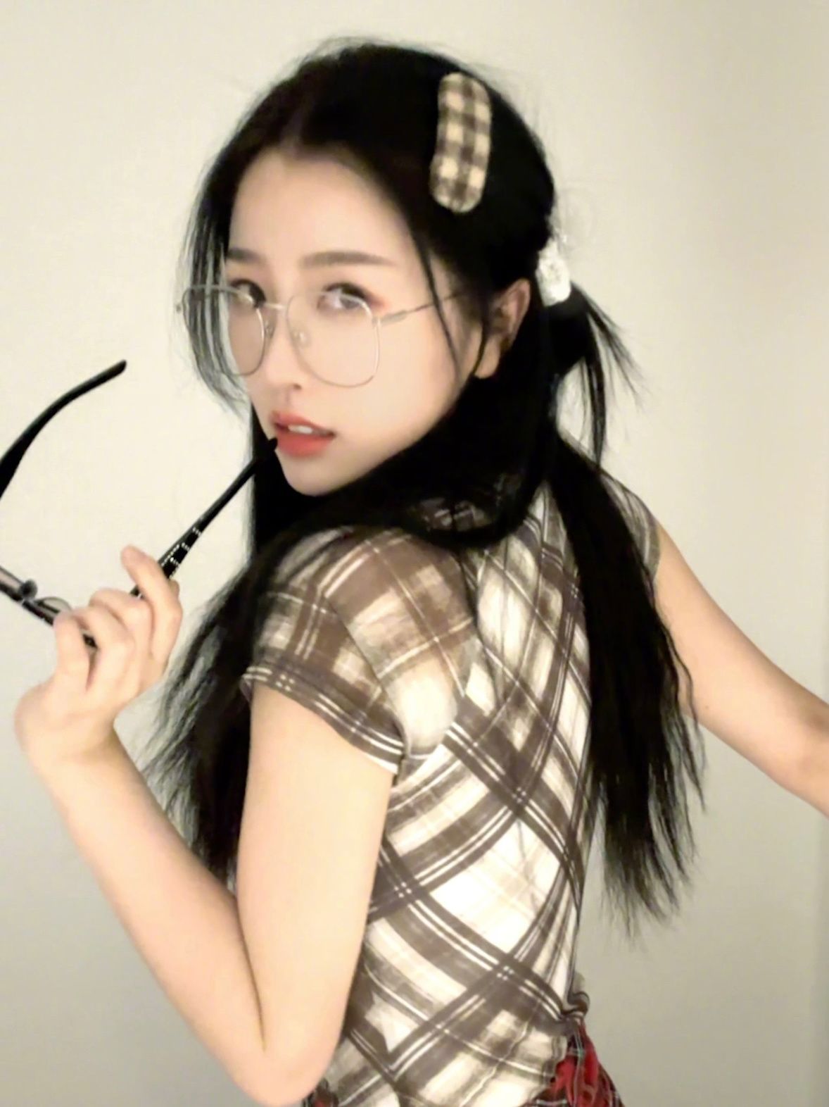 虞书欣格子裙搞怪自拍合集