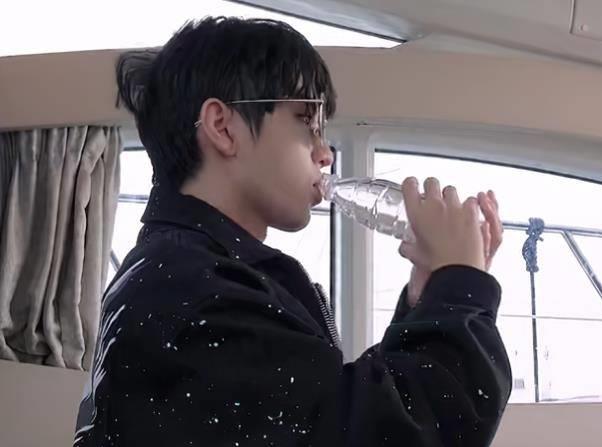 王俊凯低血糖晕倒,众人吓得手足无措,董子健拿药及时救治