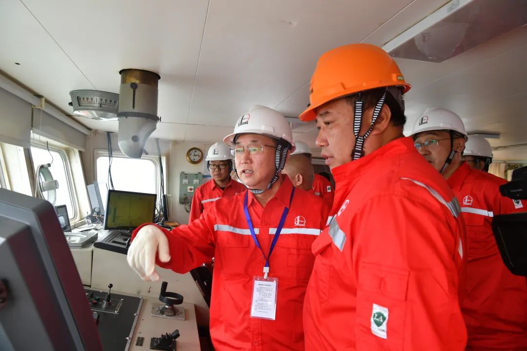 宋明水(左)到胜利油田埕中4三维项目调研指导海上物探工作在地下,油气