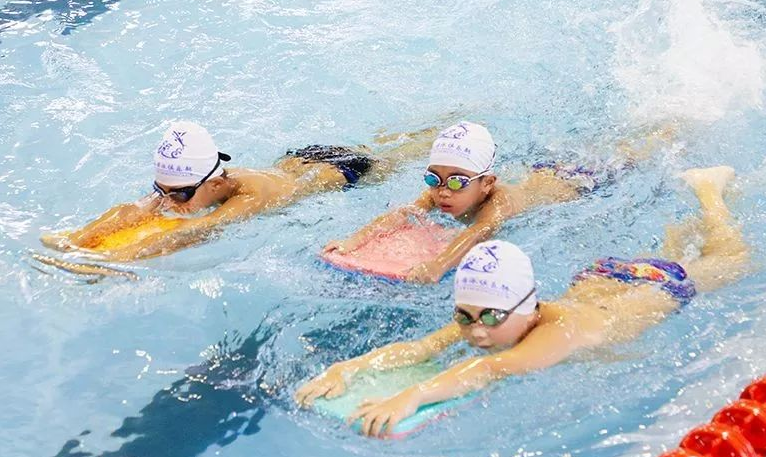 小孩学游泳一般多久能学会