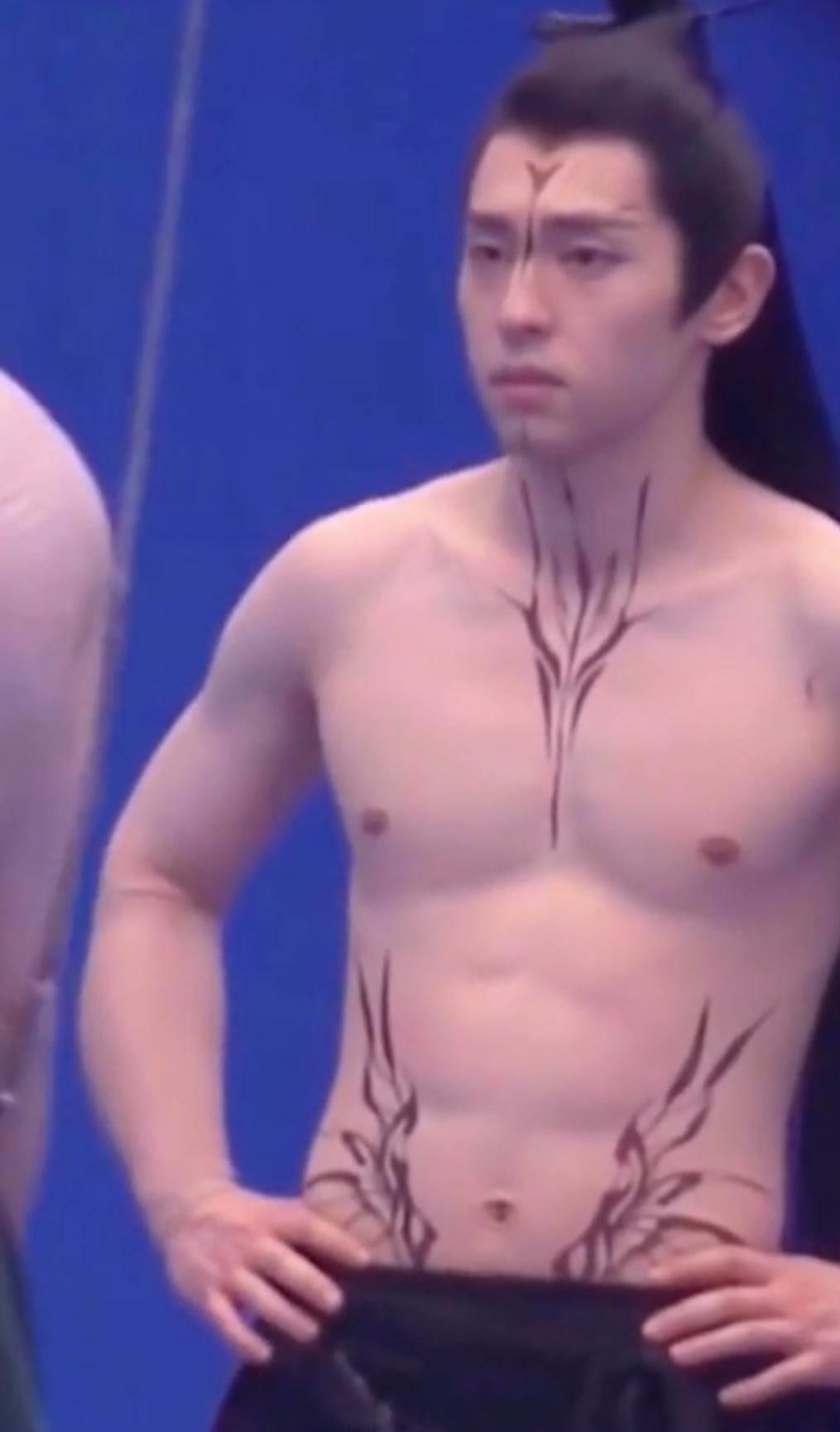 邓伦回剧组拍戏太拼!脱掉上衣"纹身",看到身材时网友酸了