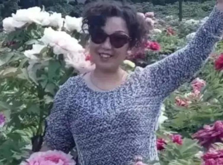 杜新枝认亲前照片曝光,花海拍照气质好,为何认亲后形象一落千丈