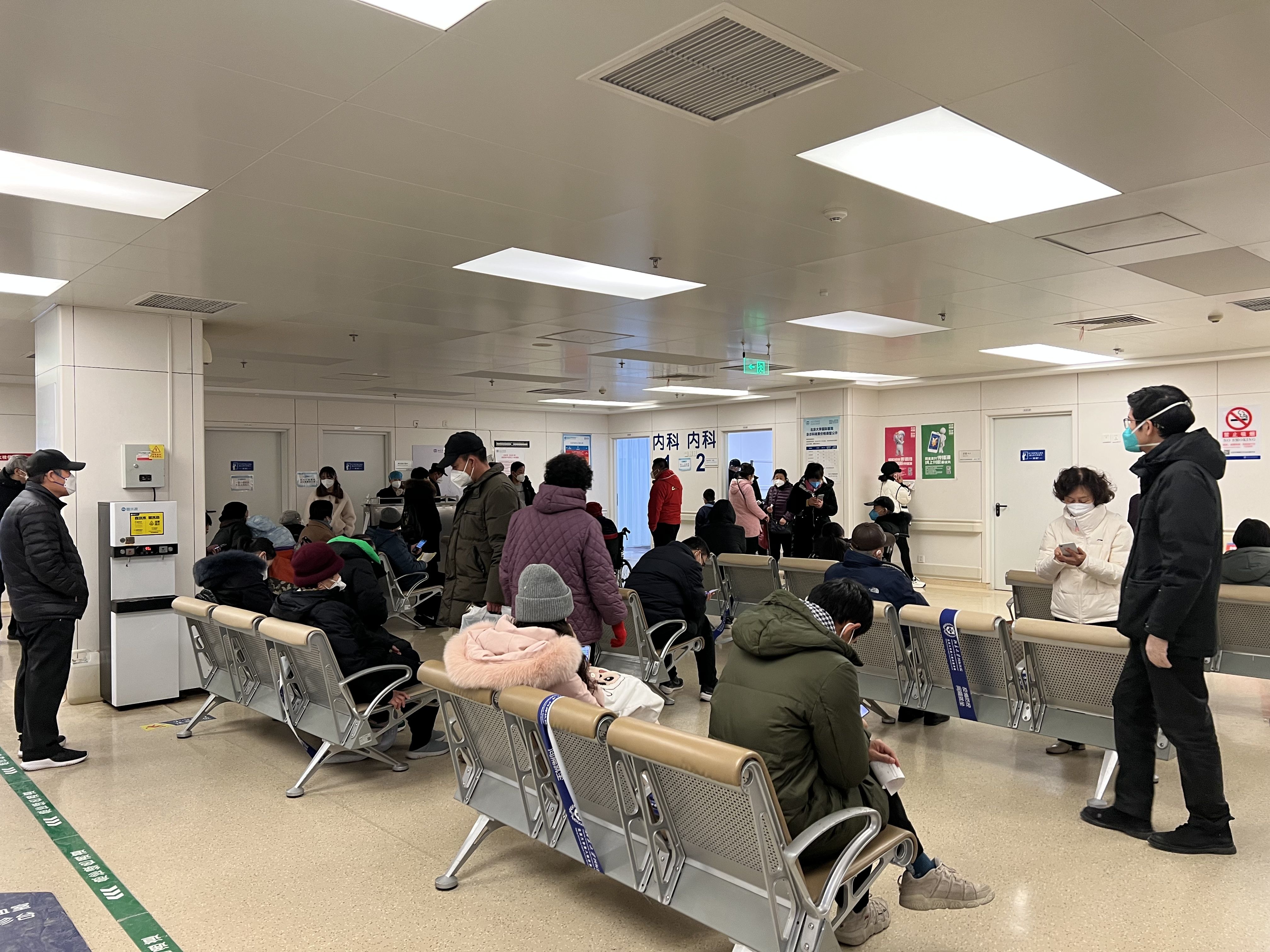 北大国际医院急诊量达平日3倍 重症床位扩容