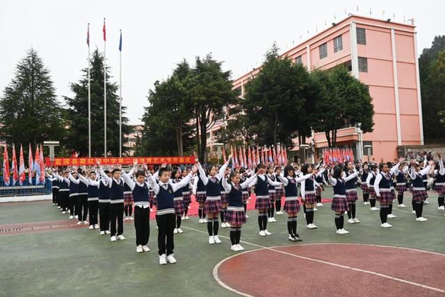 富源县墨红镇中学举行第二届体育艺术节开幕式