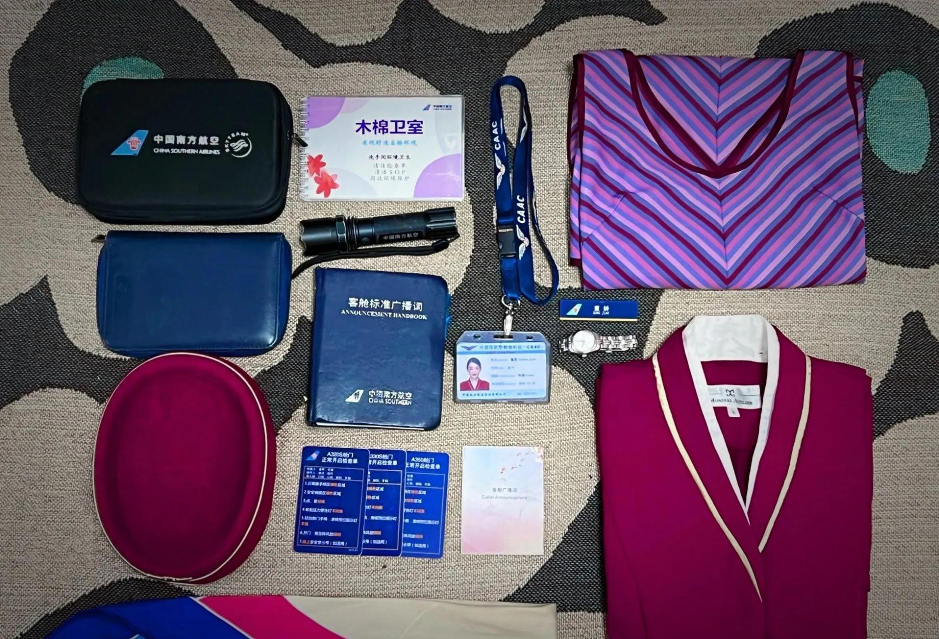 空姐# 今天带大家看看 南航空姐的行李箱都有什么[尬笑]  本文并不