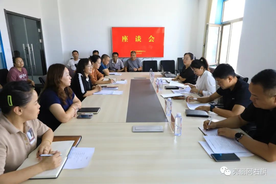 丁宁到阿右旗融媒体中心调研