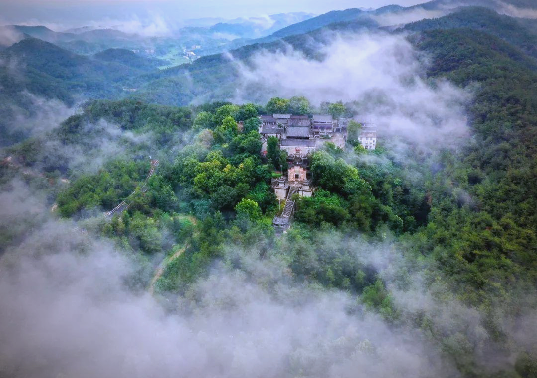 五脑山国家森林公园,作为国家aaaa级景区,坐落于麻城市区仅5公里之遥