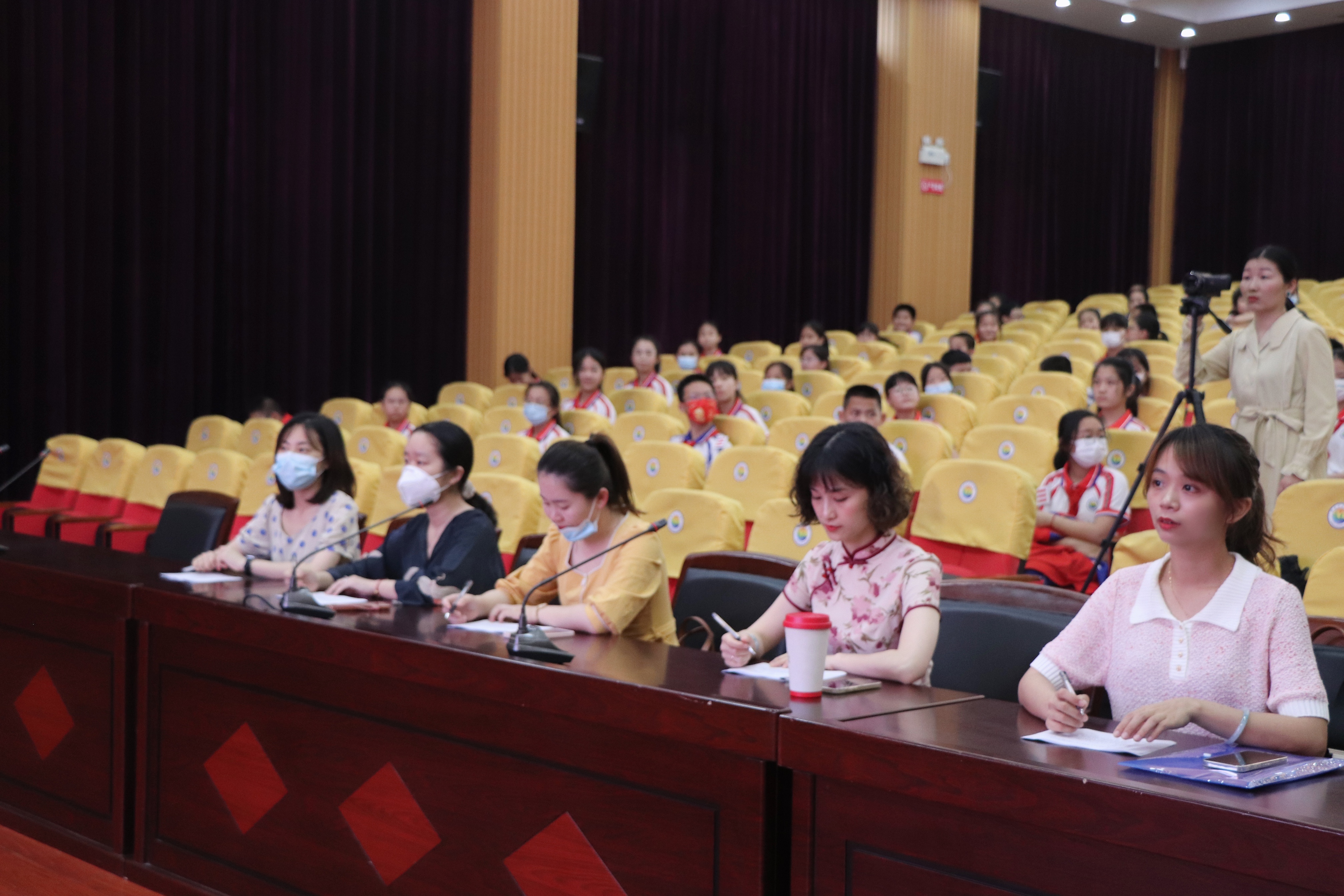 "喜迎二十大唱响新未来"