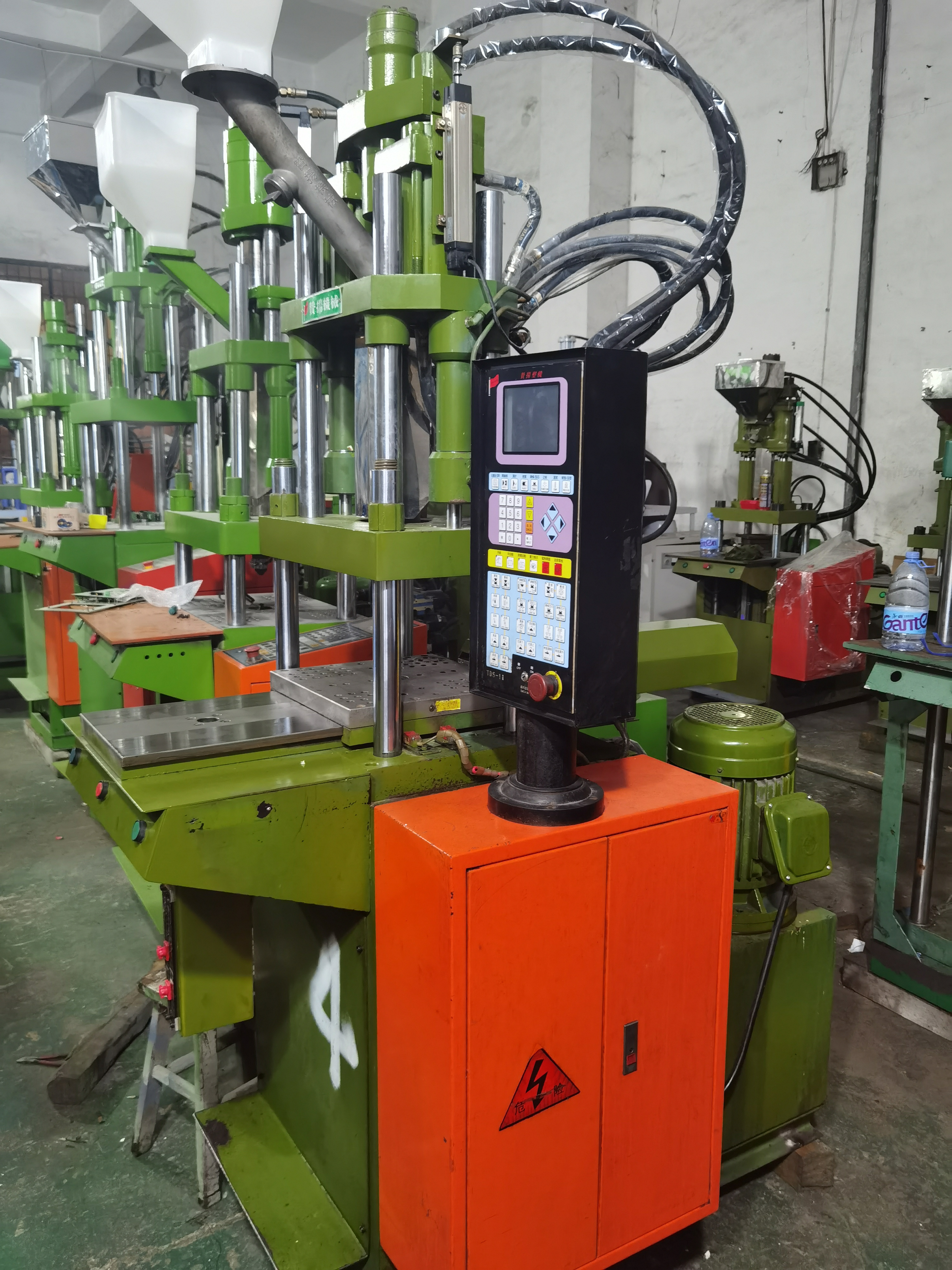 出售35吨二手九成新单滑板立式注塑机