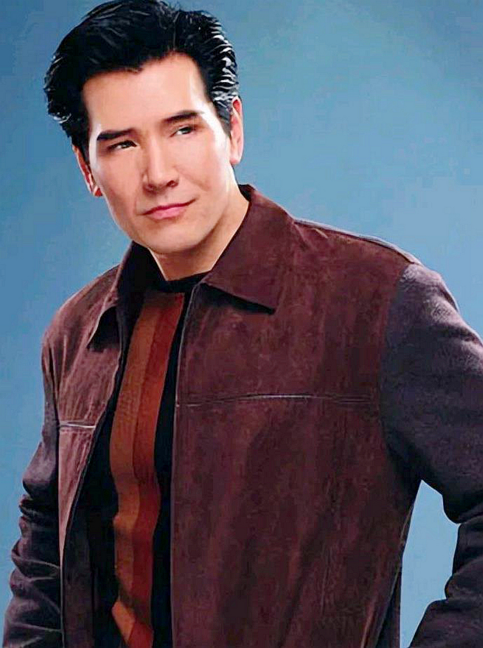 费翔与母亲同住,很少去看望父亲费韦德 直到他八十岁的父亲病重躺在