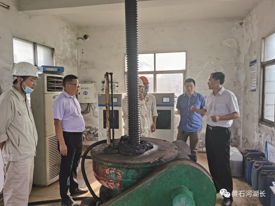 宛小林检查黄石长江干堤穿堤建筑物