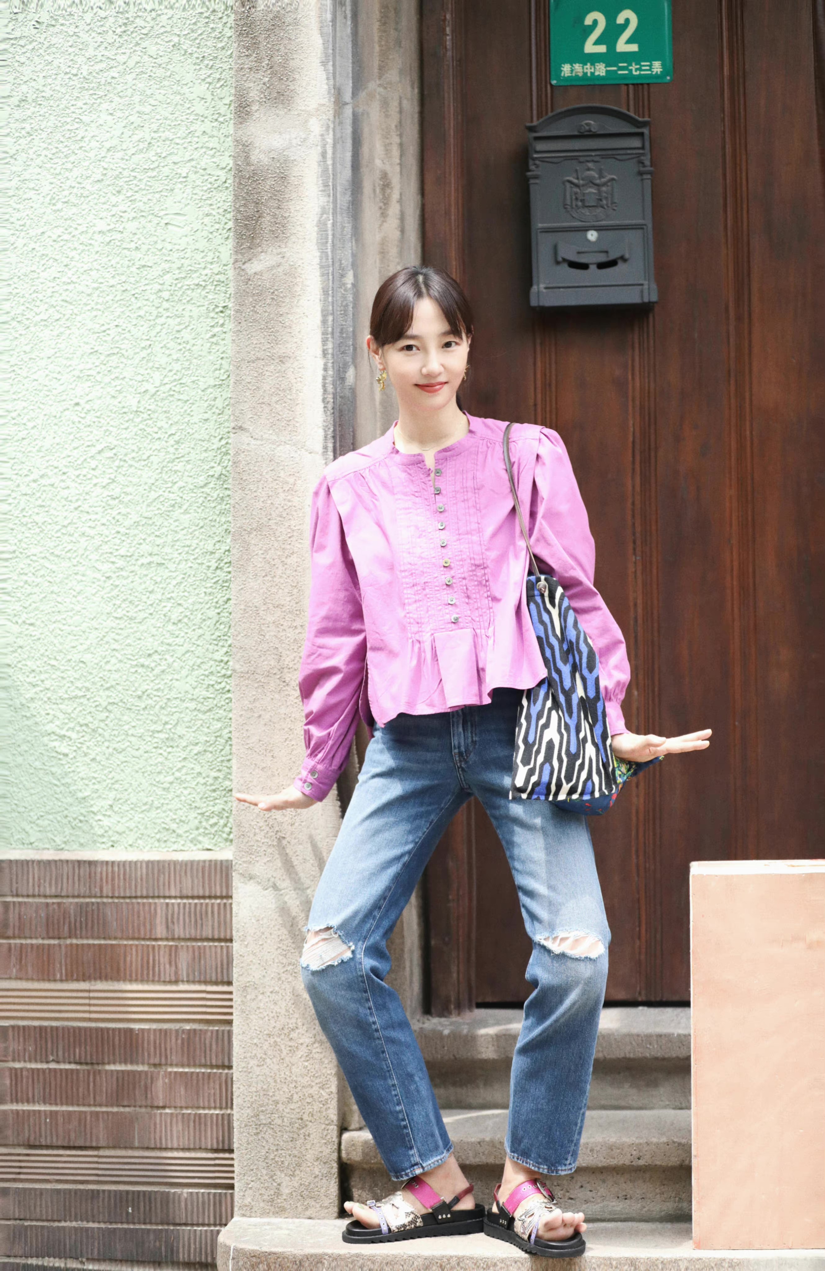 白百何真的减龄,紫色衬衫搭配牛仔裤,38岁像28岁的人一样