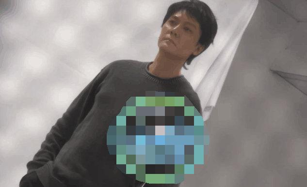 43岁冯绍峰素颜出镜做造型 五官英俊立体帅气依旧