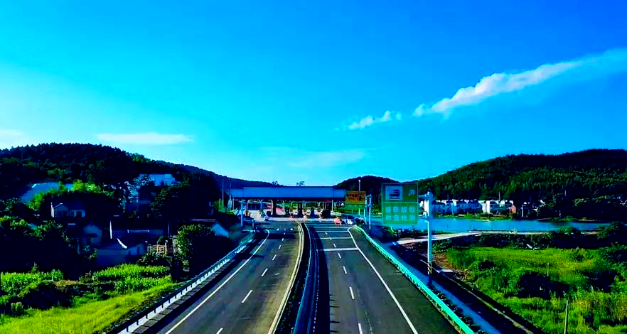 高速公路行车安全贴士:出入口、收费站与弯道驾驶技巧-有驾