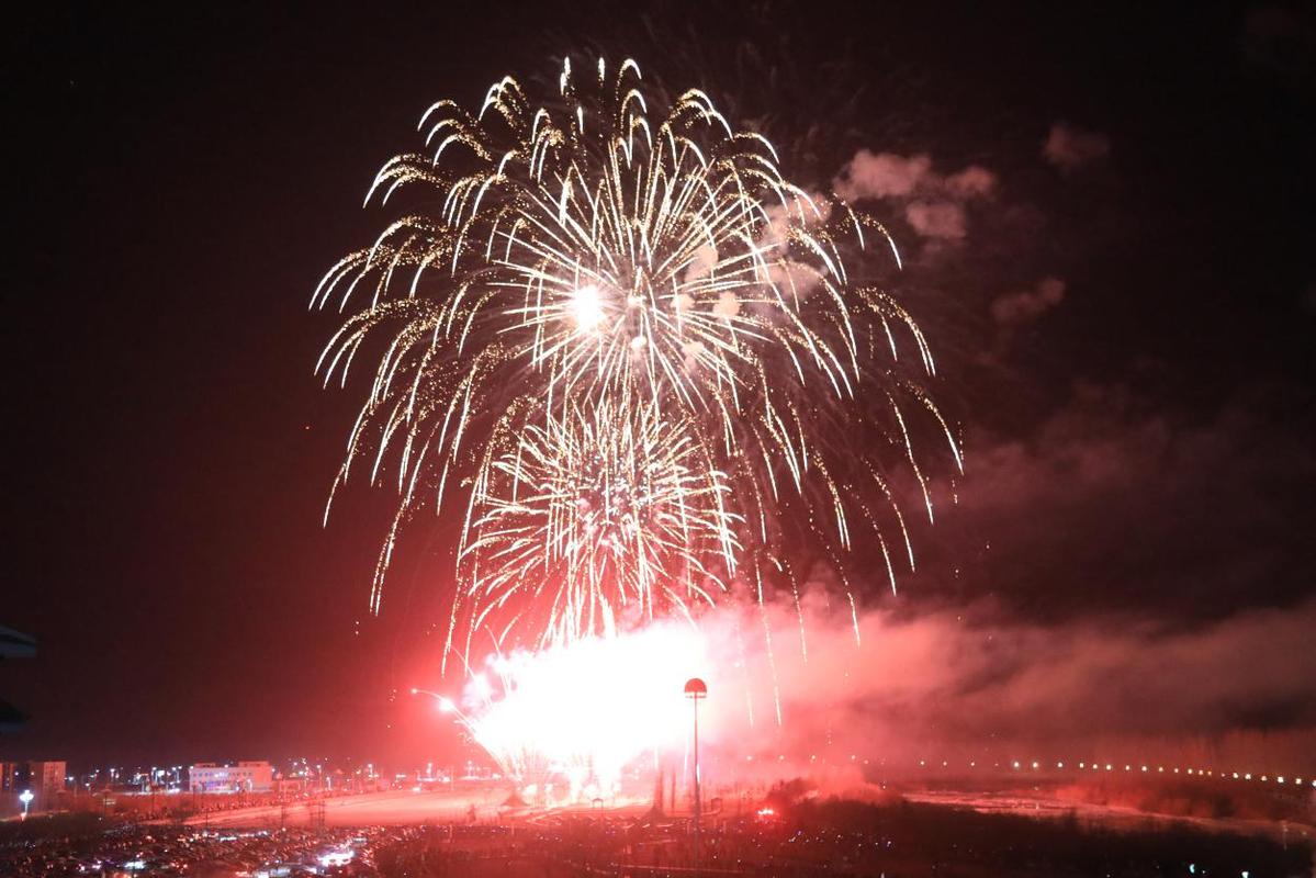 新疆博湖:璀璨烟花迎冬奥"点亮"城市夜经济