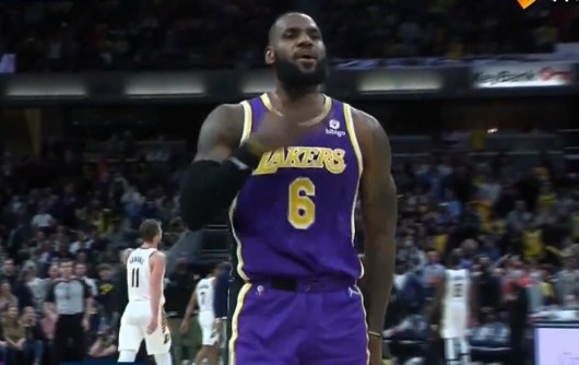 詹姆斯后撤步超远三分高弧线命中 踩霸王步庆祝!