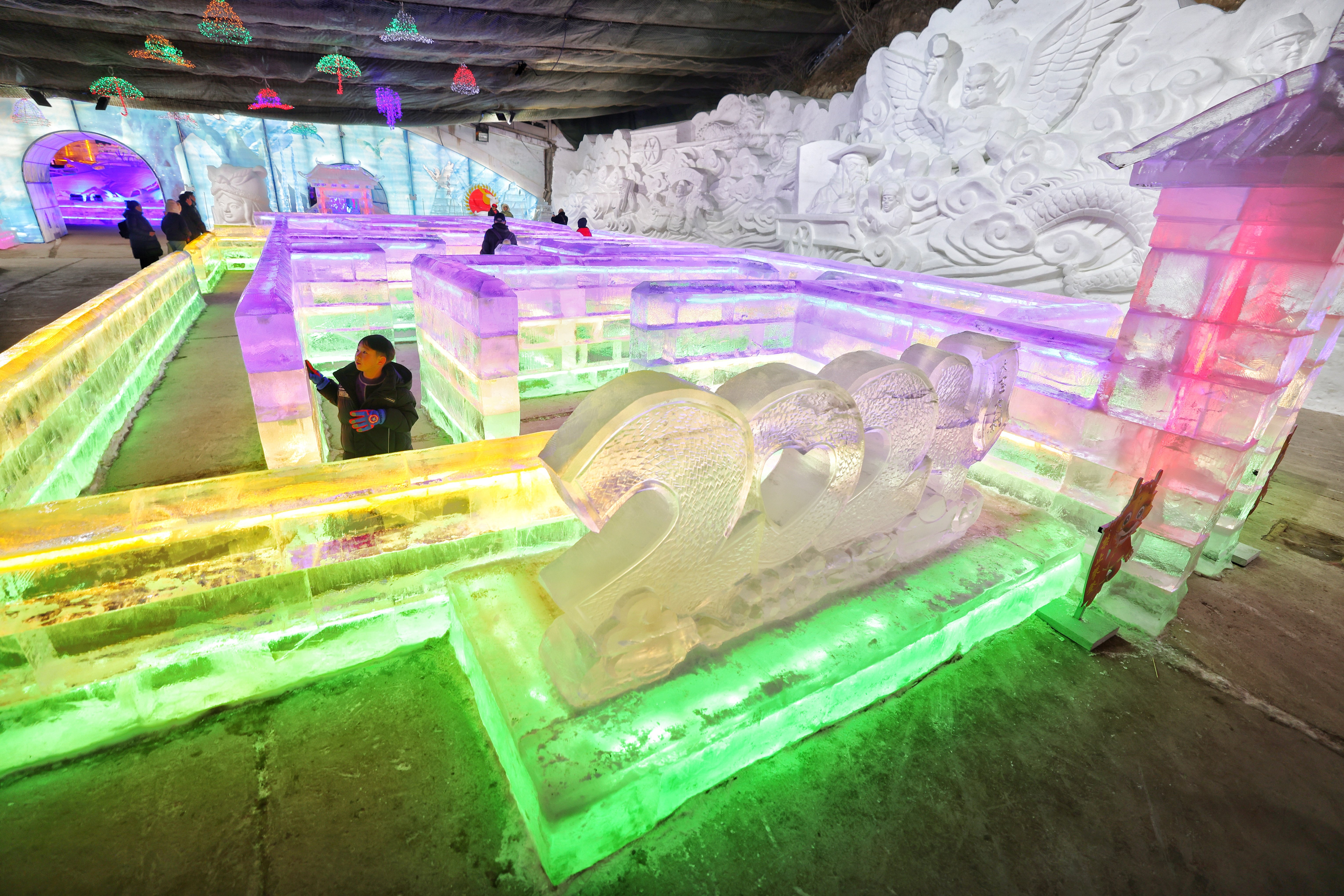 延庆龙庆峡冰灯冰雪嘉年华启动,1万平方米冰川峡谷上线