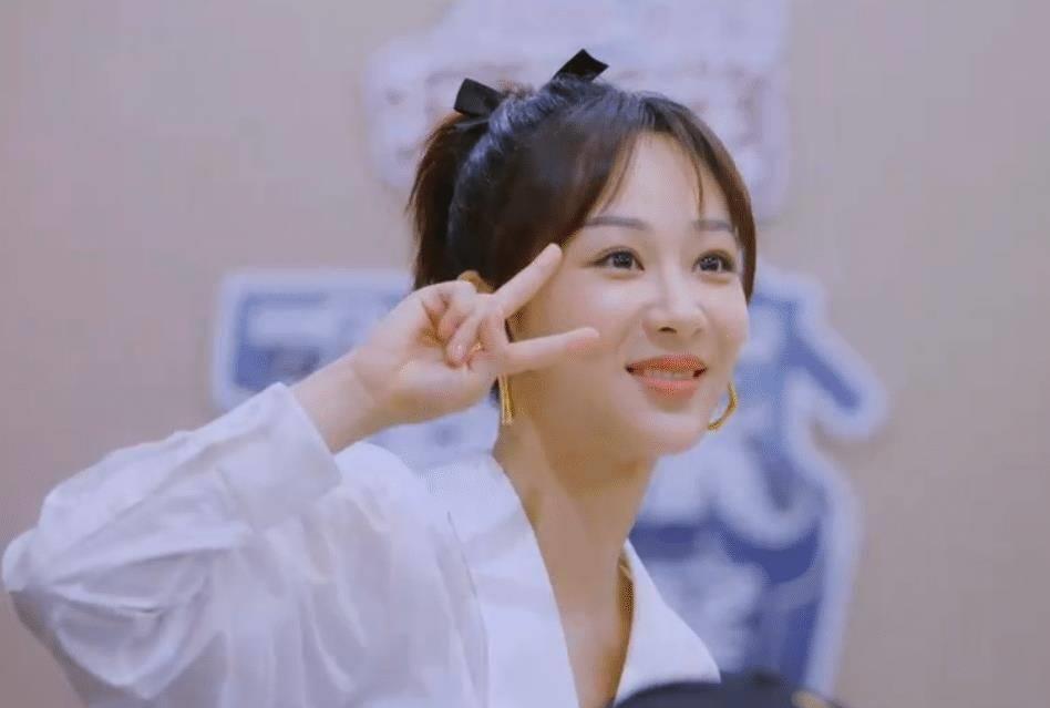 还有索要电话号码时,杨紫对宋亚轩和孙红雷的态度表明关系不明