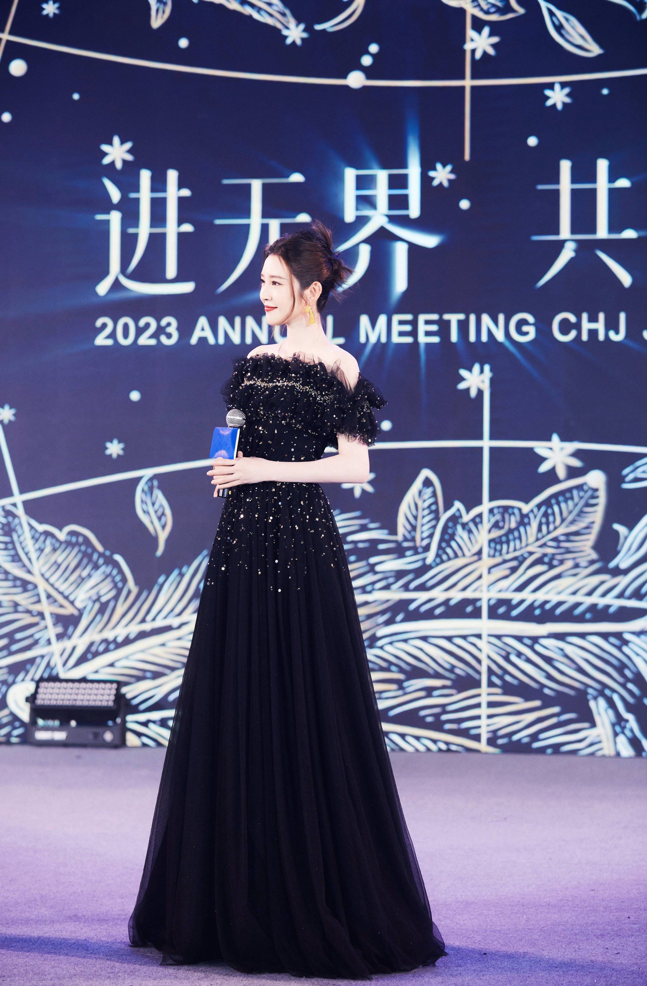 唐艺昕黑色一字齐肩裙性感写真