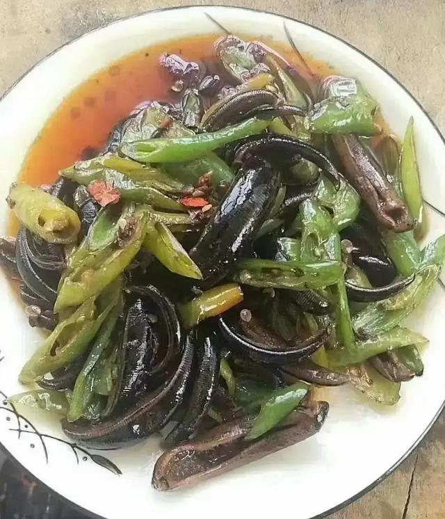 青椒爆炒蚂蟥?江苏一男子隔离期忍不住抓蚂蟥,如果是你敢吃吗?