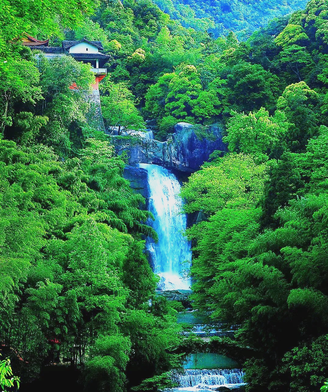 石梁飞瀑:壮观瀑布背后的惊艳风景