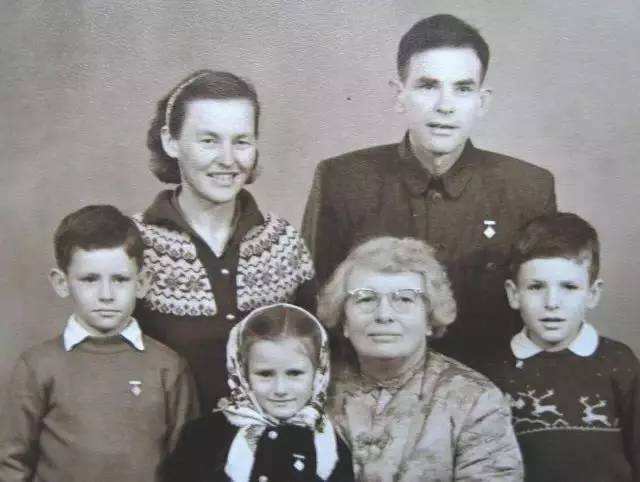 寒春阳早:持绿卡在中国放牛60年,功成身退时,没有留下一块墓碑