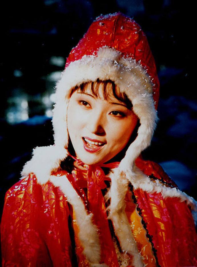 琉璃世界白雪红梅:奢华服饰,与绳床瓦灶的曹雪芹,有何现实渊源