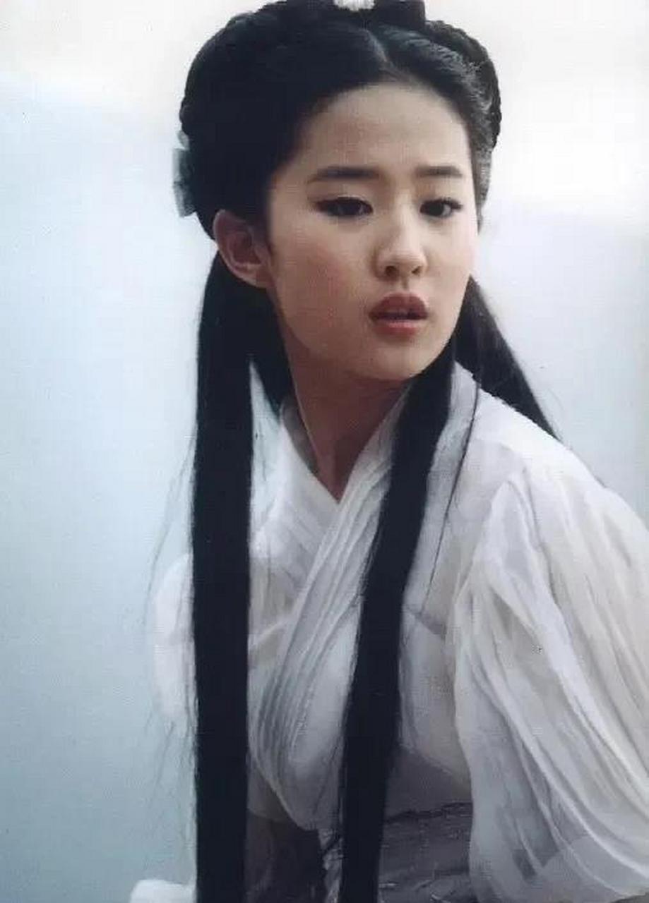 以前感觉李若彤刘亦菲的小龙女真是绝美,可总感觉少了点什么东西,直到