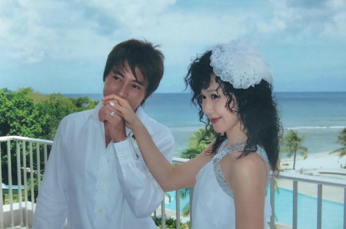 吕颂贤61岁妻子出席生日宴,打扮知性气质文雅,合照站边上仍抢镜