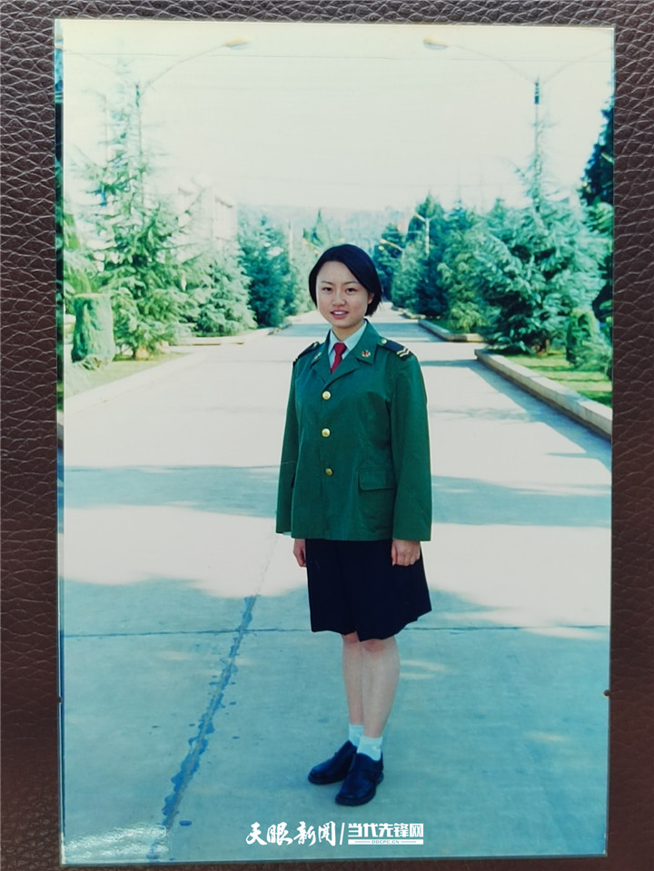 「光荣牌的故事」"兵教师"朱丽莎:从"军中绿花"到"人民园丁"的华丽