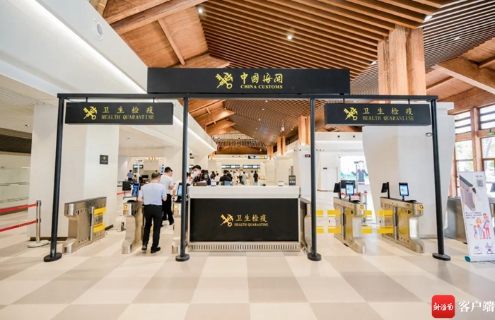 海口海关所属三亚机场海关揭牌开关