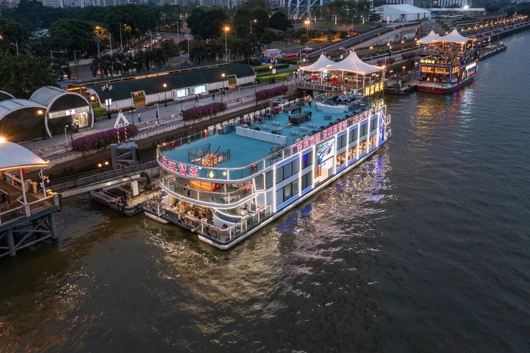 法国总统马克龙在江龙船艇承建的"珠江王子"号新能源游船被接待