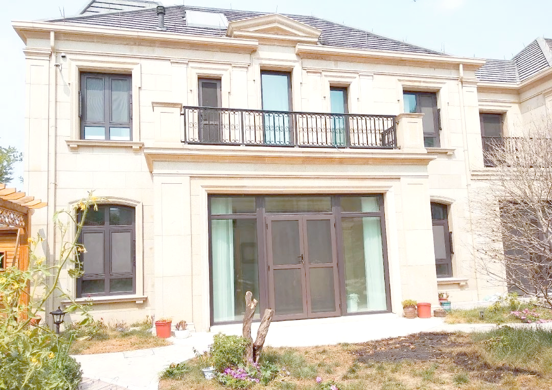 此项目坐落于济南市历下区海尔绿城全运村玺园别墅区,不仅地理位置